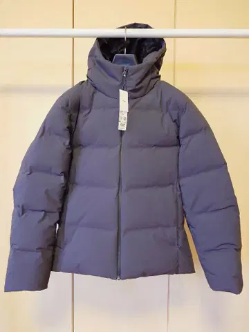 유니클로 심리스 다운 파카 M 사이즈 다크 그레이