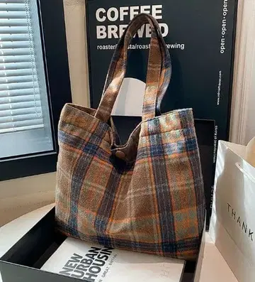 체크 무늬 울 토트백