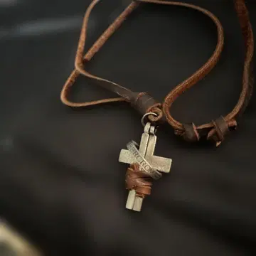 ( Abercrombie & Fitch ) 가죽 십자가 펜던트 목걸이