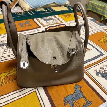 그레이 가죽 핸드백 플랩 포함