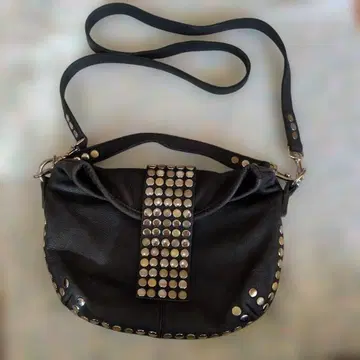 tres 스터드 장식 가죽 숄더백