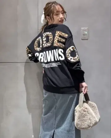 로데오 크라운 애니멀 인조 모피 아플리케 맨투맨 상의