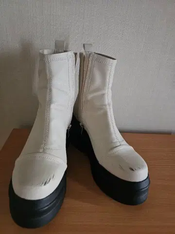 요스케 통굽 부츠 화이트