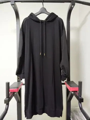 후드 부착 블랙 롱 원피스