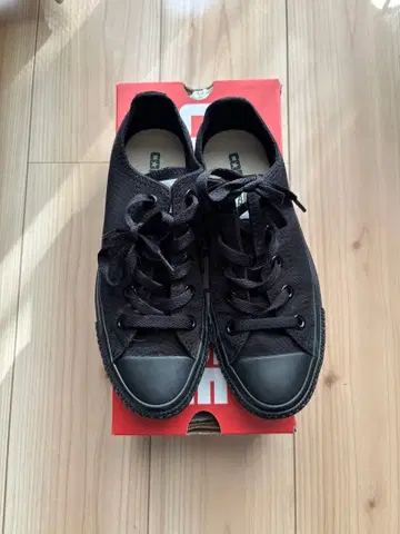 블랙 로우컷 스니커즈