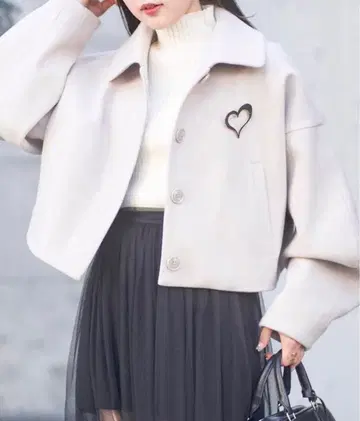 chico 브로치 부착 울 숏 기장 코트