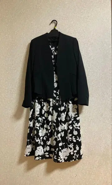 블랙 자켓과 꽃무늬 드레스 세트 7AR