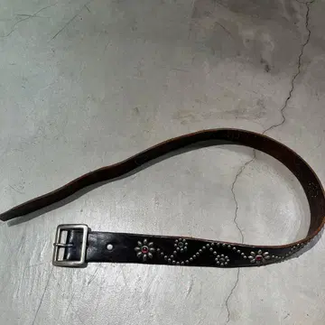 스터드 장식 블랙 가죽 벨트