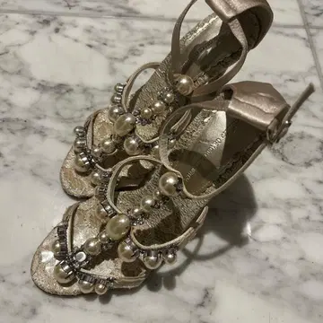 그레이스 콘티넨탈 베이지 레이스 펄 스트랩 샌들 37