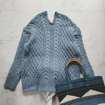 새상품급 미라 오웬 케이블 짜임 니트 V넥 두꺼운 원단 블루 루즈핏