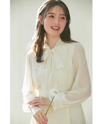 라인 레이스 x 핀턱 보타이 리본 플리츠 원피스