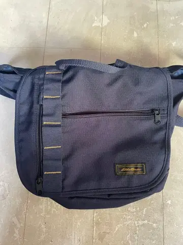 네이비와 블랙의 2점 숄더백