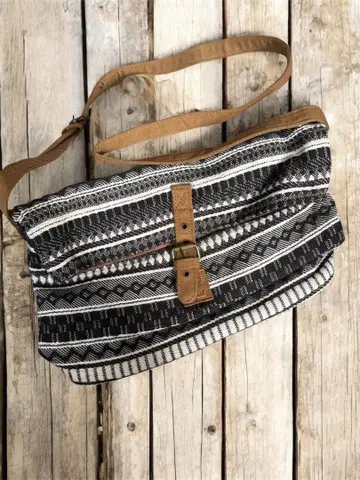 차이하네 동양인 에스닉 스트라이프 패턴 숄더백