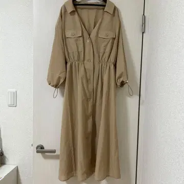 베이지 버튼 달린 겉옷 허리밴딩