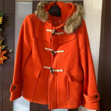 오렌지 퍼 달린 더플 코트