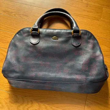 네이비와 빨간색의 합성 피혁 핸드백