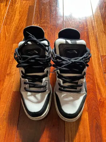 LI-NING 리닝 화이트/블랙 스니커즈 특징적인 로고 27cm