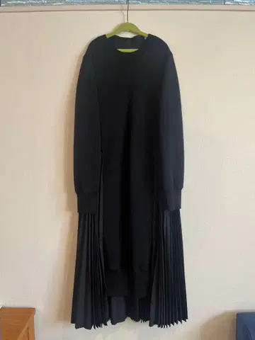 [새상품급] sacai 도킹 백 플리츠 맨투맨 원피스 블랙