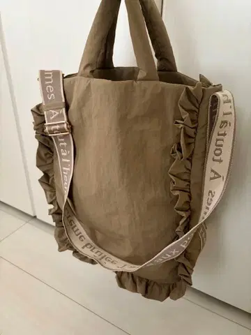 여성용 프릴 토트백 베이지