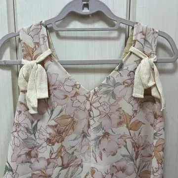 스나이델 꽃무늬 리본 포함 슬리브리스 원피스