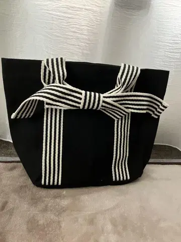 스트라이프 리본 포함 블랙 토트백