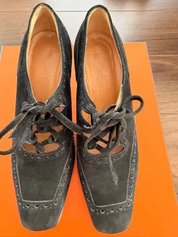 블랙 스웨이드 레이스업 펌프스