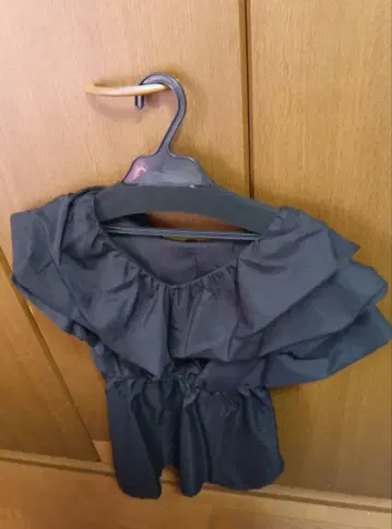 프릴 장식 블랙 반팔 상의