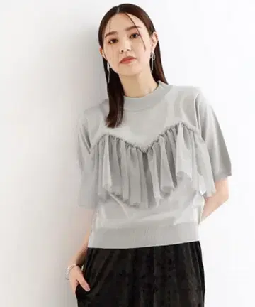 프릴이 달린 그레이 니트탑