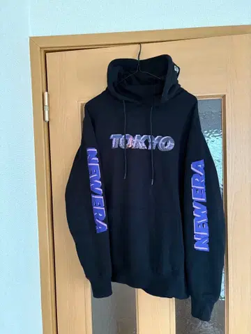 TOKYO NEWERA 후드 부착 후드티 블랙