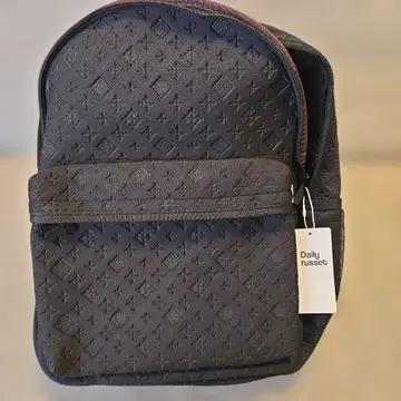 데일리 러셋 블랙 엠보싱 가공 백팩 새상품 택 포함