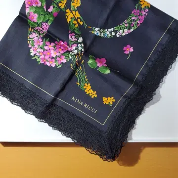 미사용 새상품 니나리치 NINA RICCI 꽃무늬 레이스 손수건