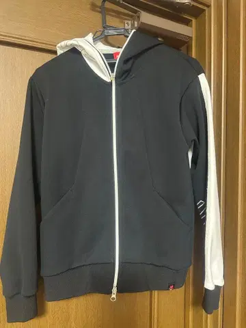 후드 부착 자켓 블랙/화이트 AA 로고