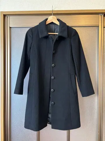 블랙 버튼 포함 롱 코트
