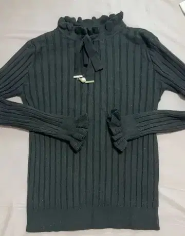 블랙 리브 프릴 스웨터