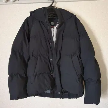 후드 부착 블랙 다운 자켓