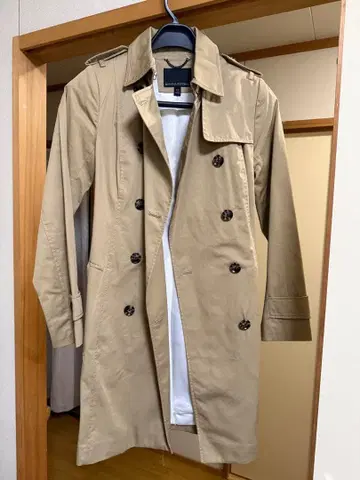 베이지 더블 브레스트 트렌치코트
