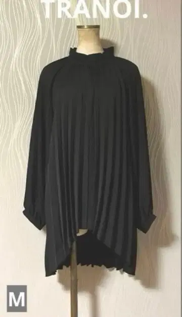 TRANOI. 스탠드 프릴 넥 플리츠 쉬폰 블라우스