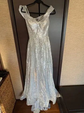 실버 스팽글 오프숄더 드레스
