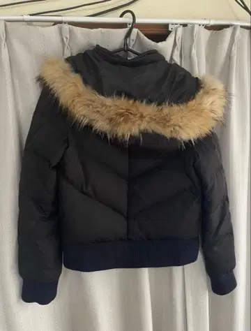 블랙 퍼(fur) 부착 숏 다운 자켓