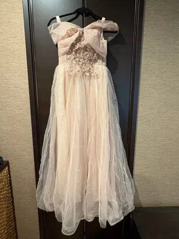 라이트 핑크 오프숄더 롱 드레스