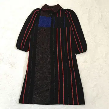 긴팔 원피스 빨간색과 파랑색 라메 레트로풍