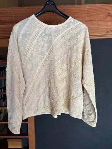 장밋빛 인생 아이보리 꽃무늬 레이스 긴팔