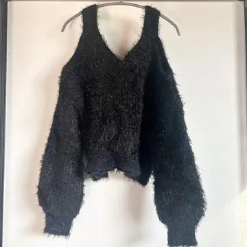 오프숄더 V넥 블랙 니트 제이다 샤기 니트