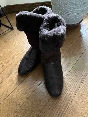 브라운 가죽 어그 부츠 24.5EE