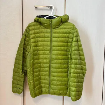 유니클로 옐로우 그린 후드 부착 울트라 라이트 다운 자켓 남성용 S