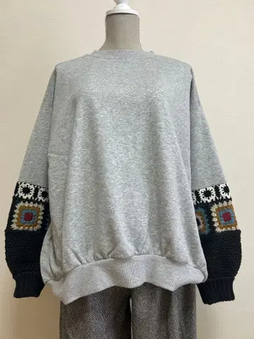 iriey 크로셰 모티브 소매 니트 절개 긴팔 맨투맨 모크 그레이