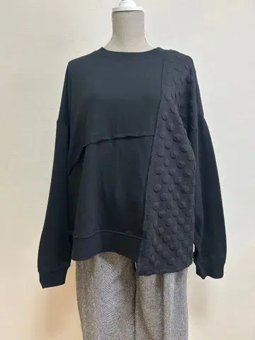 Lupilien 도트 자카드 긴팔 맨투맨 블랙