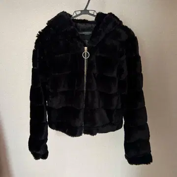 후드 부착 블랙 인조 모피 자켓