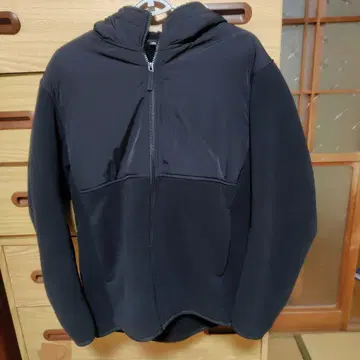 새상품급 유니클로 방풍 플리스 자켓 후드티 블랙 M 사이즈
