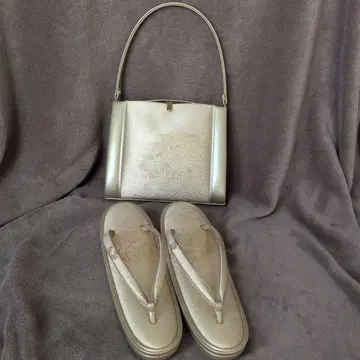 골드 핸드백과 조리 세트